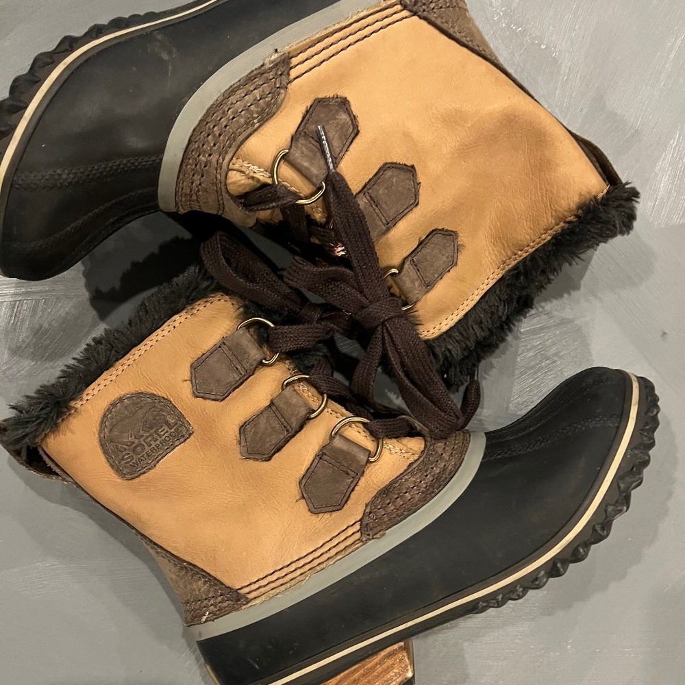 Sorel Slimpack Short fleece lined leather winter snow boots, size 6.5